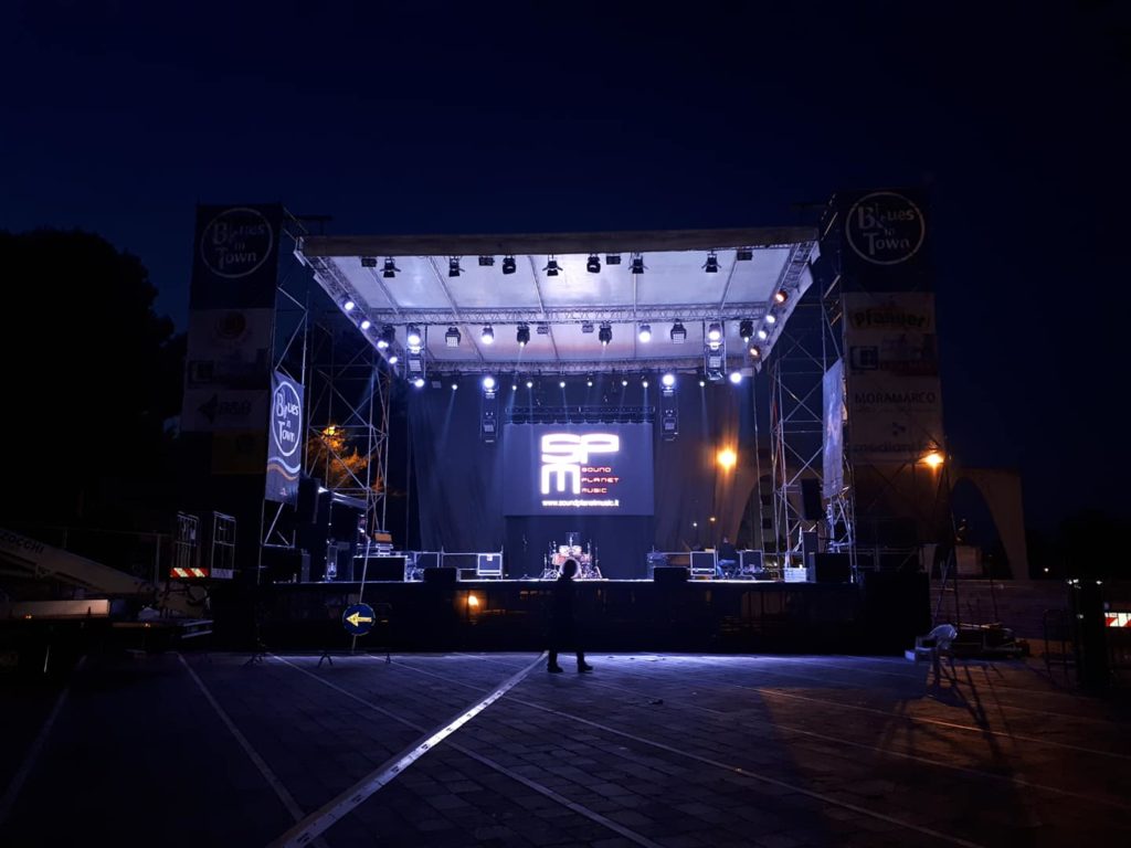 Palco illuminato con ledwall per un evento serale in piazza