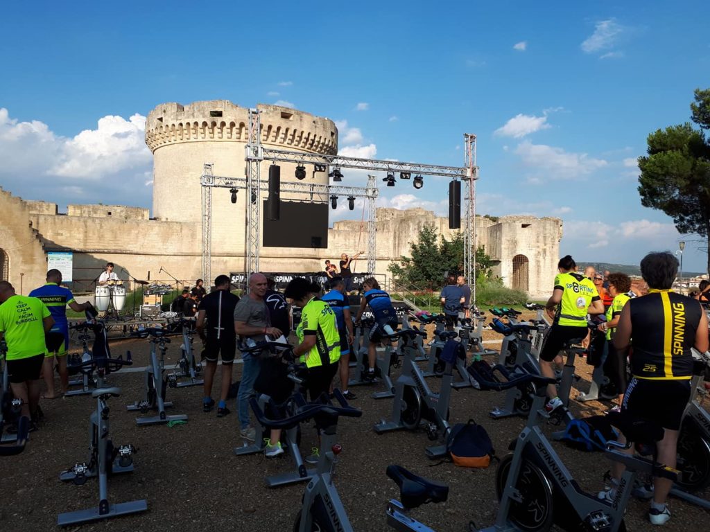 Palco in americana davanti a un castello per un evento sportivo all’aperto