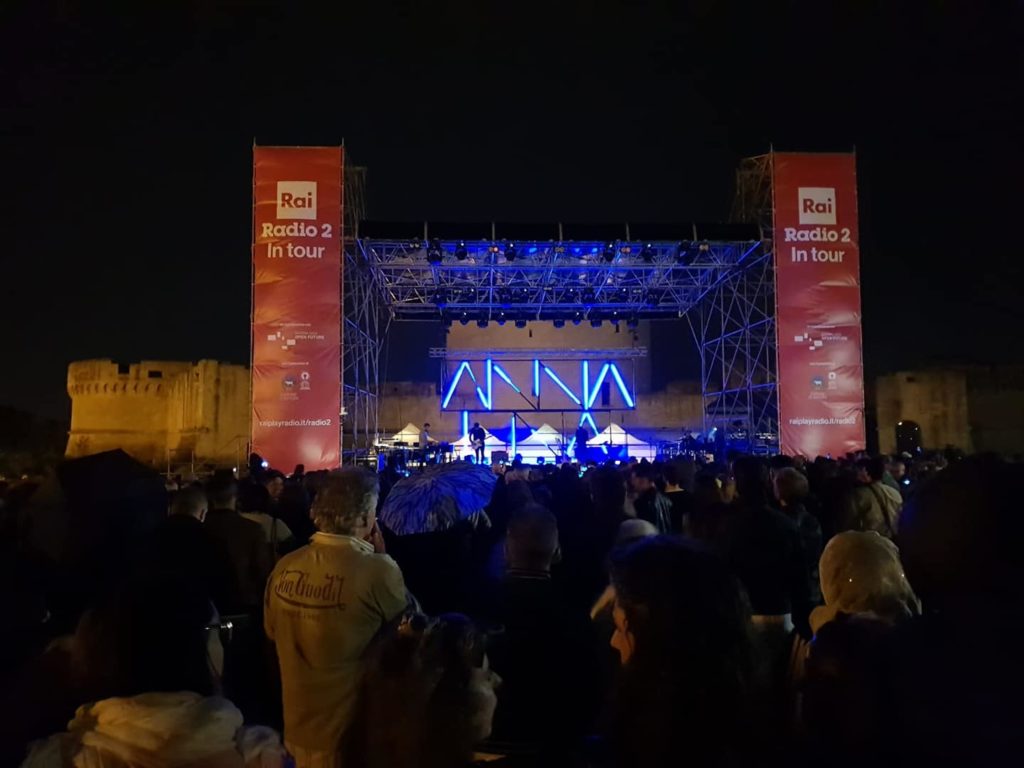 Concerto di Radio2 in tour con palco, luci e ledwall