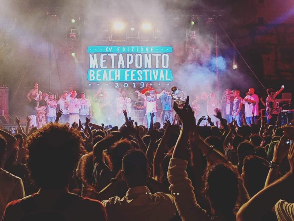 Metaponto Beach Festival 2019: palco, luci ed effetti con il pubblico