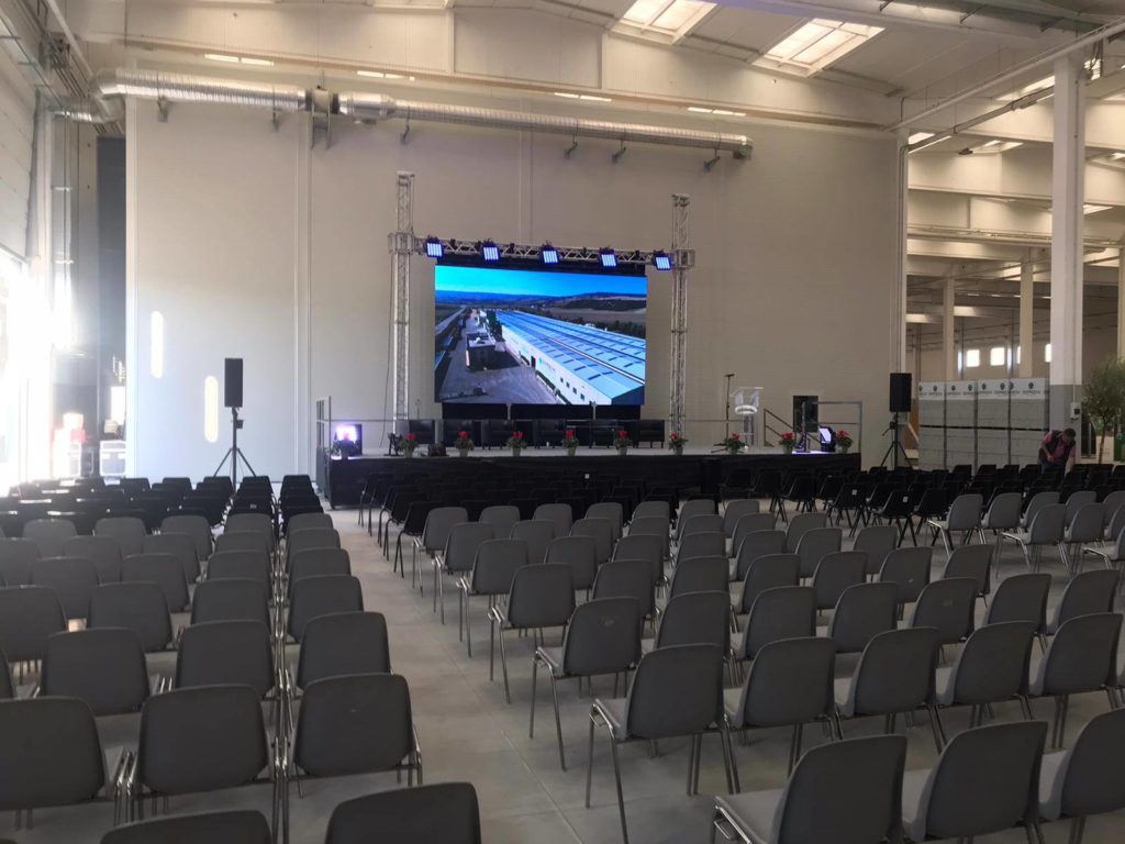 Sala conferenze allestita con ledwall e sedie