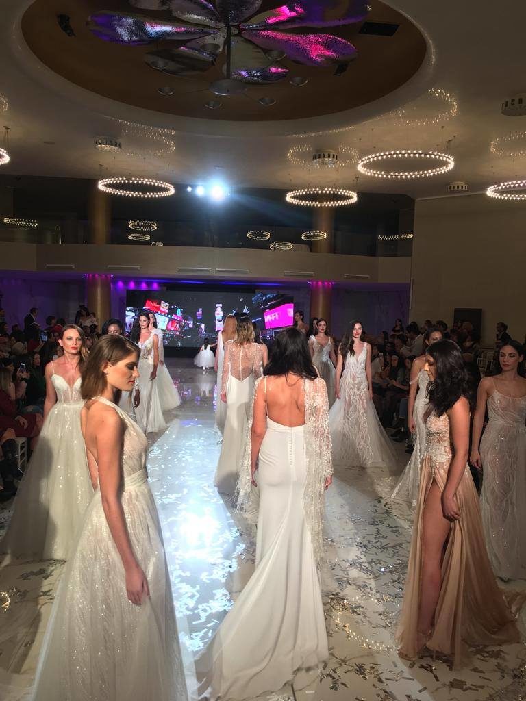 Sfilata di abiti da sposa con luci e proiezioni