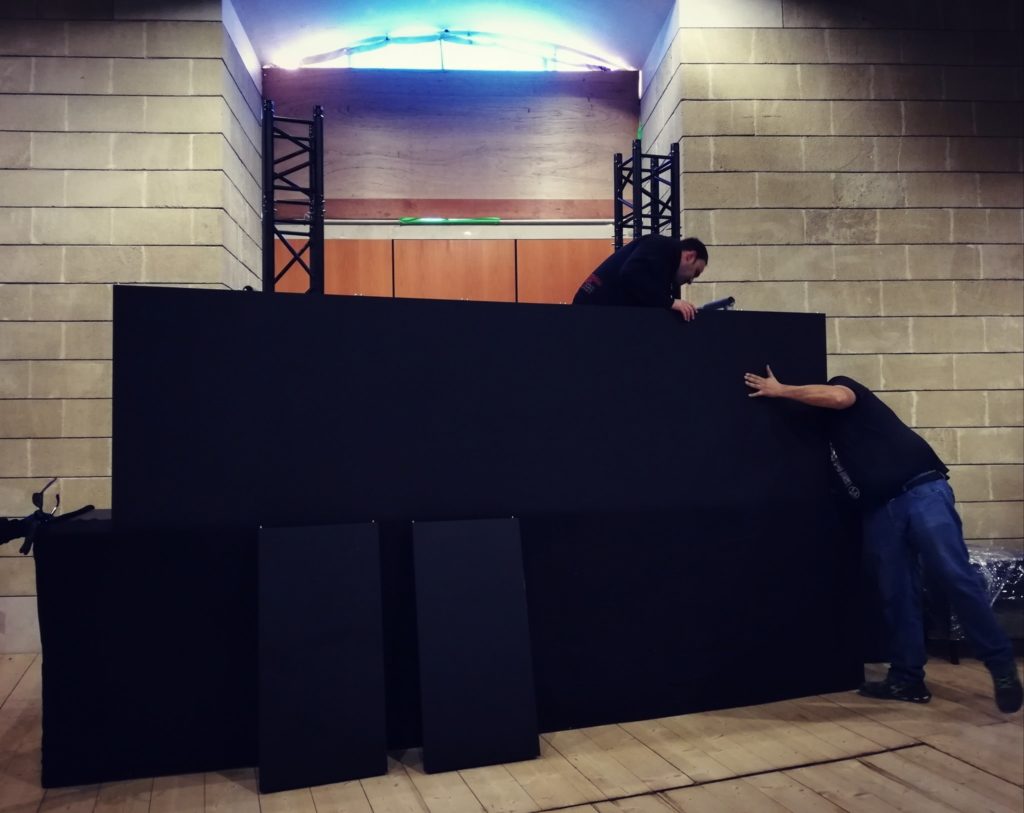 Montaggio di un palco con quinte nere