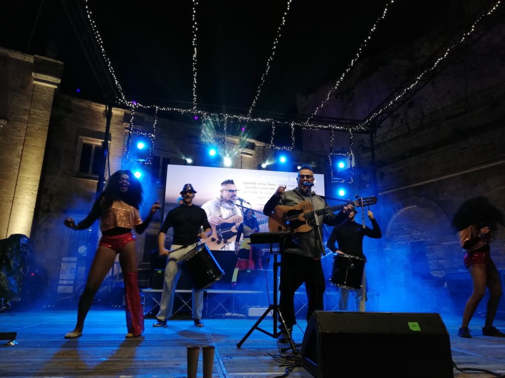 Spettacolo musicale con ballerini, ledwall e luci