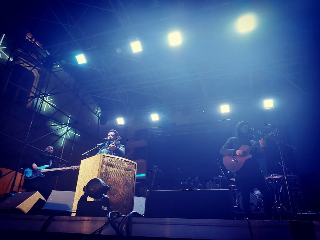 Lettura sul palco con luci in controluce