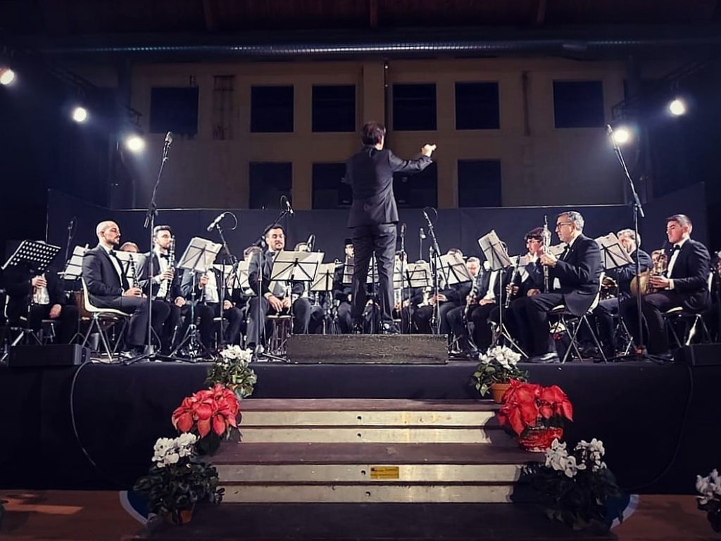 Concerto di banda su palco addobbato per Natale
