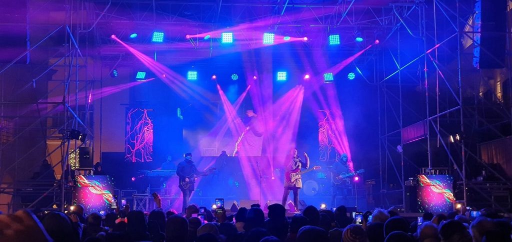 Concerto con luci motorizzate e fasci colorati