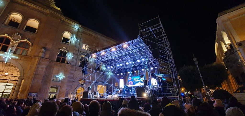 Palco con copertura in una piazza storica di sera