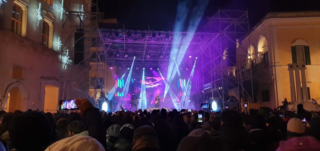 Concerto serale in piazza con fasci luminosi