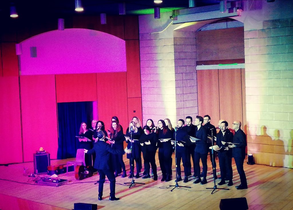 Coro in auditorium con illuminazione colorata