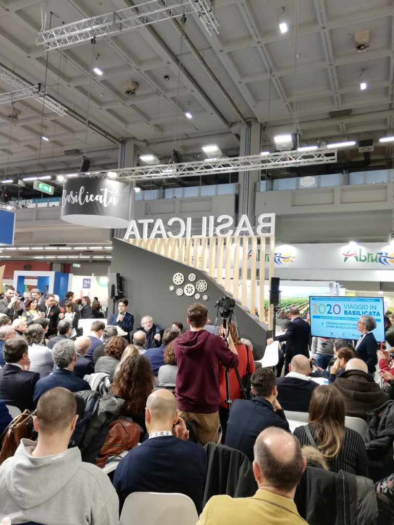 Stand Basilicata in fiera affollato di visitatori