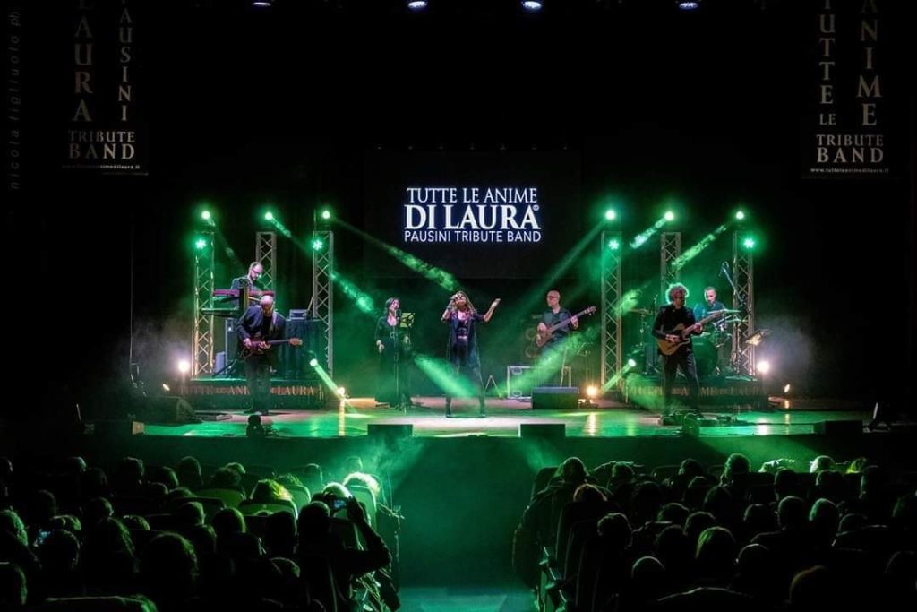 Concerto di una tribute band con luci verdi e ledwall