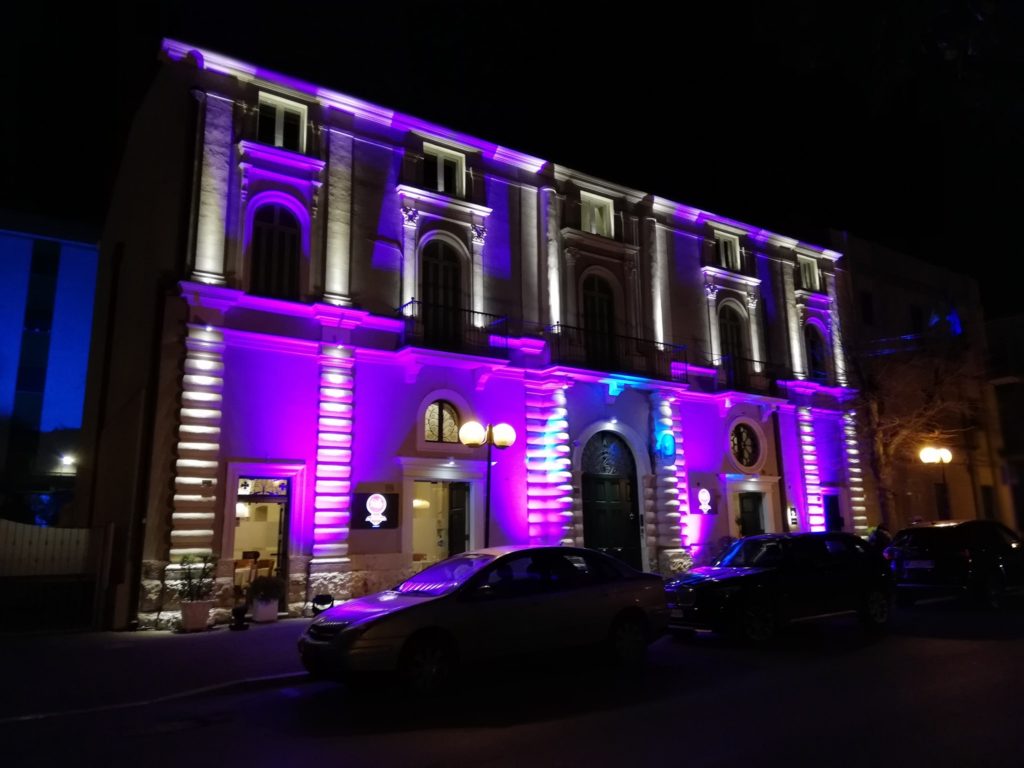 Illuminazione architetturale viola della facciata di un palazzo