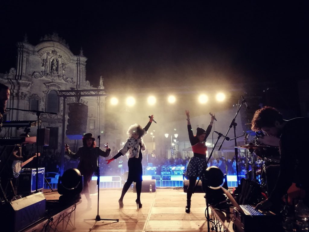 Concerto all’aperto davanti a una chiesa