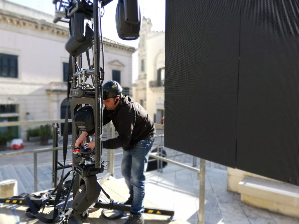 Montaggio di un ledwall con sollevatore in piazza