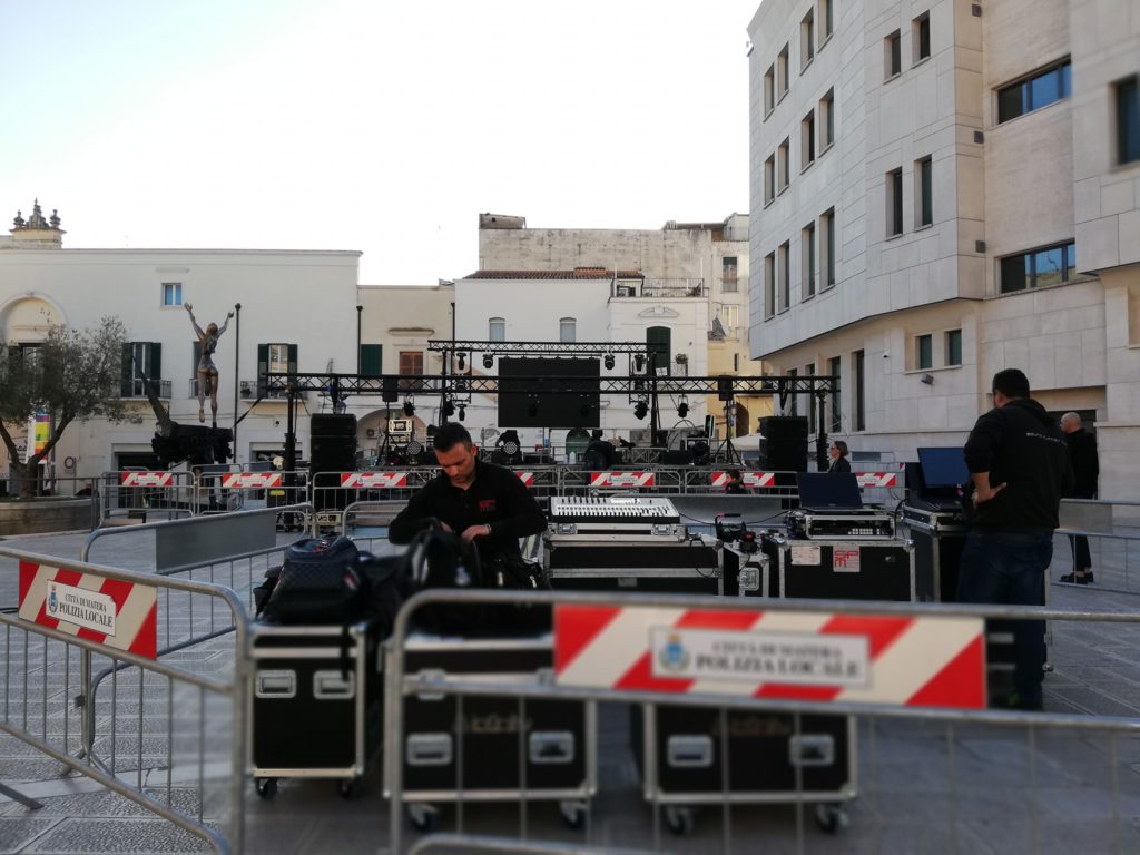 Montaggio di palco e transenne in piazza