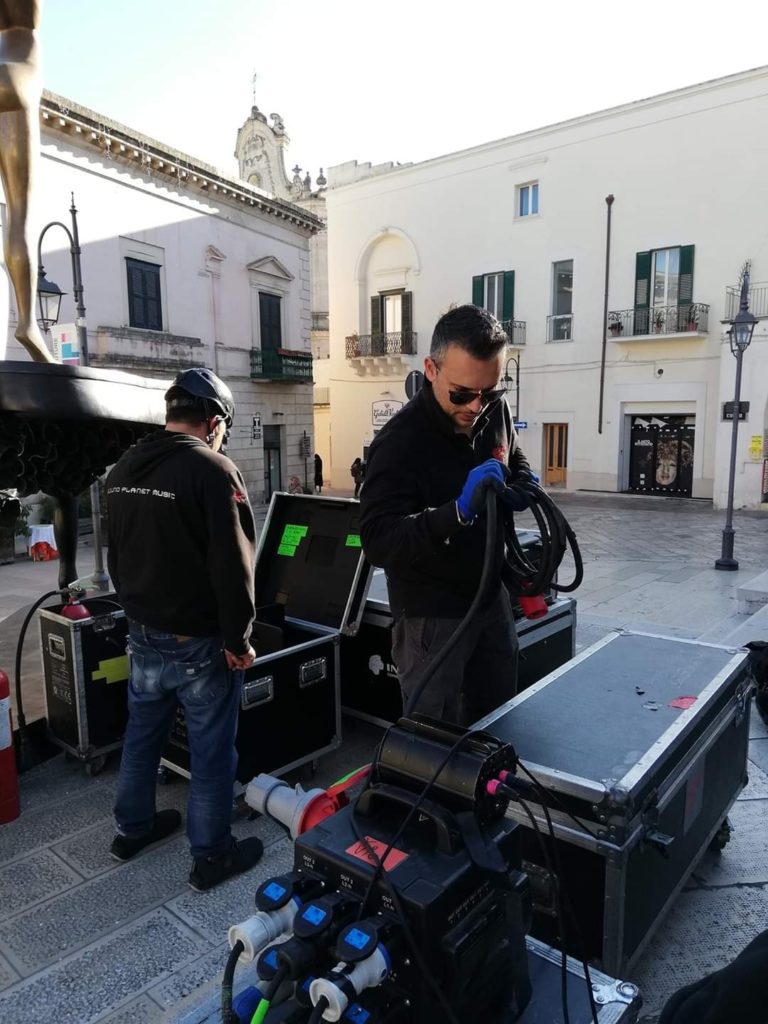 Tecnici al cablaggio dell’impianto in piazza